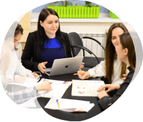 Учитель проводит занятие с учащимися